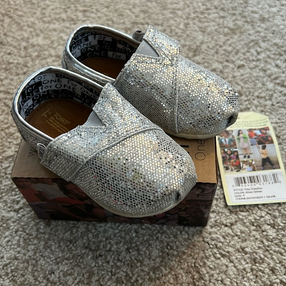 TOMS tiny classics silver glitter (little) girls Size 4. EUC near perfect!